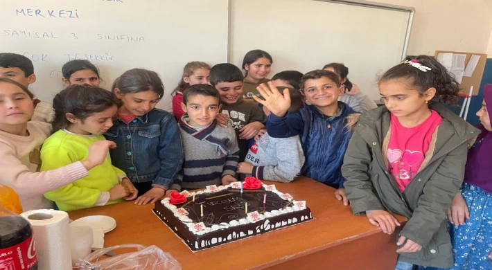 TUZLALI ÖĞRENCİLER, KENDİ HARÇLIKLARI İLE DİYARBAKIRLI ÖĞRENCİLERE DOĞUM GÜNÜ PASTASI GÖNDERİYOR