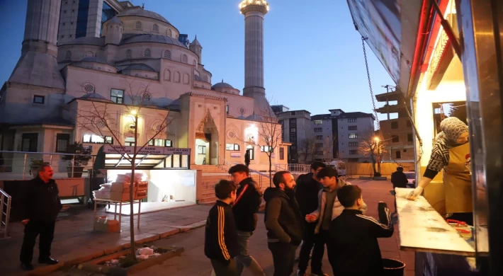 Kartal Belediyesi'nden Miraç Kandili'nde Vatandaşlara Hayır Lokması İkramı