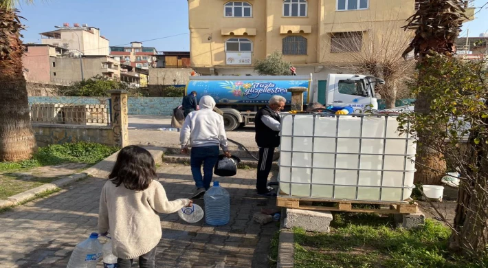 TUZLA BELEDİYESİ EKİPLERİ HATAY’IN KIRSAL KESİMLERİNE TEMİZ SU TAŞIMAYA DEVAM EDİYOR