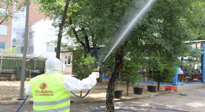 Kartal’ın Parklarında Halk ve Çevre Sağlığı İçin İlaçlamaya Devam