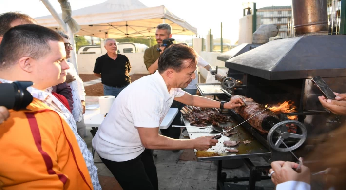 Başkan Yazıcı sözünü tuttu, Tuzla’nın özel çocuklarına cağ kebabı pişirdi - “Onlar ne kadar özelse o kadar da güzeller”