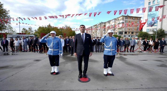 Gaziler Günü Dolayısı ile Kartal'da Atatürk Anıtı’na Çelenk Sunuldu