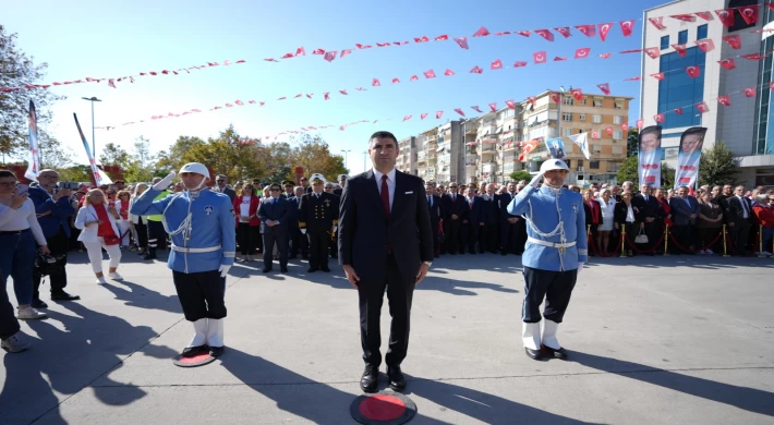 Cumhuriyetin 100 yılı kutlamaları Dolayısıyla Kartal'da Atatürk Anıtı’na Çelenk Sunuldu