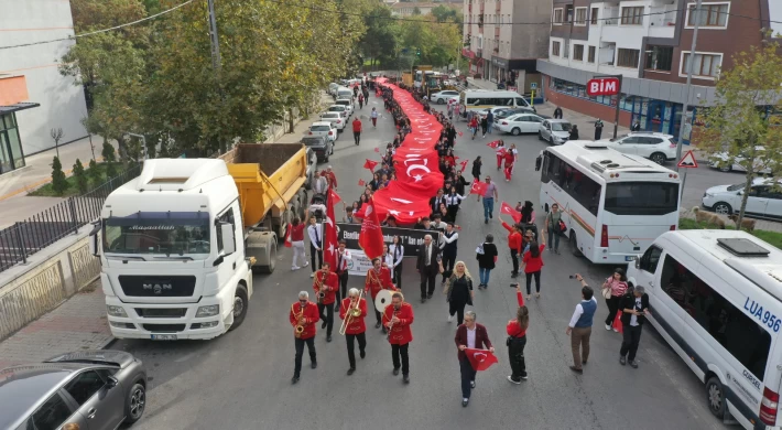 Tuzla'da 350 metrelik bayrak ile 29 Ekim coşkusu. Öğrenciler dev bayrakla Cumhuriyet Bayramı kutlamalarına katıldı