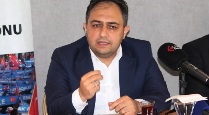 Bilal Duran'dan Bakan Tekin'e Destek.Eğitim-Bir-Sen İstanbul 4 No’lu Şube Başkanı Bilal Duran, Milli Eğitim Bakanı Yusuf Tekin’e yönelik eleştirilere tepki gösterdi.