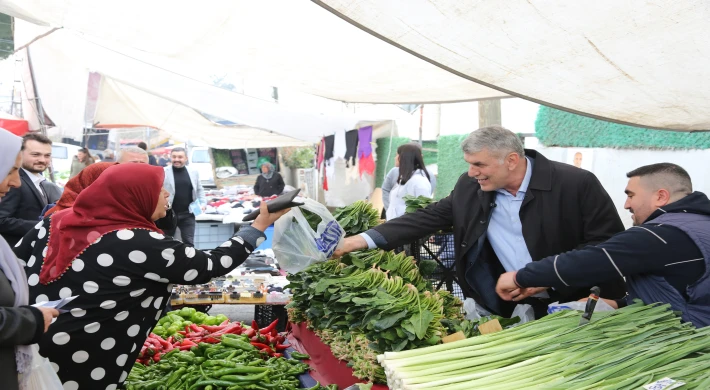 Cumhur İttifakı AK Parti Maltepe Belediye Başkan Adayı Kadem Ekşi, semt pazarına girerek esnaf ve vatandaşla sohbet etti