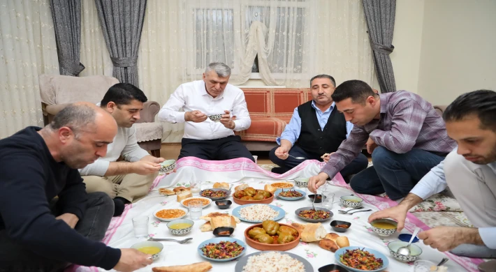 Kadem Başkan, Çiftçi ailesinin iftar sofrasına konuk oldu