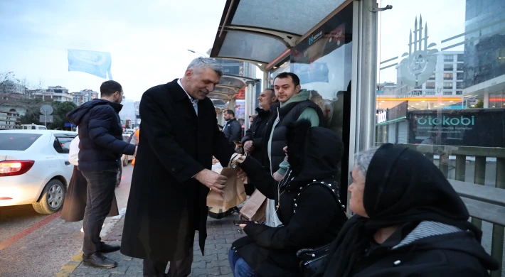 Kadem Başkan, iftar saatinde yolda kalan vatandaşlara iftariyelik ikram etti