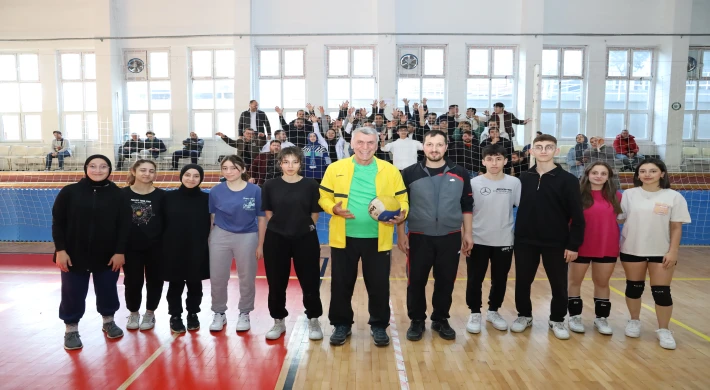 Kadem Başkan parkeye indi, gençlerle voleybol oynadı