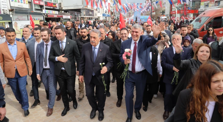 Kadem Başkan sevgi yürüyüşünde Maltepelilerle kucaklaştı