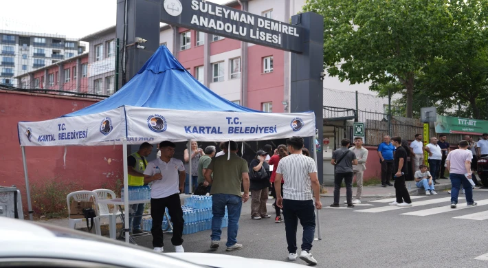 Kartal Belediyesi Ekipleri YKS Heyecanında Öğrencileri Yalnız Bırakmadı