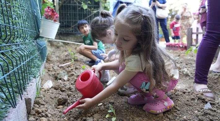 Kartallı Minik Öğrenciler İlk Fidelerini Toprakla Buluşturdu