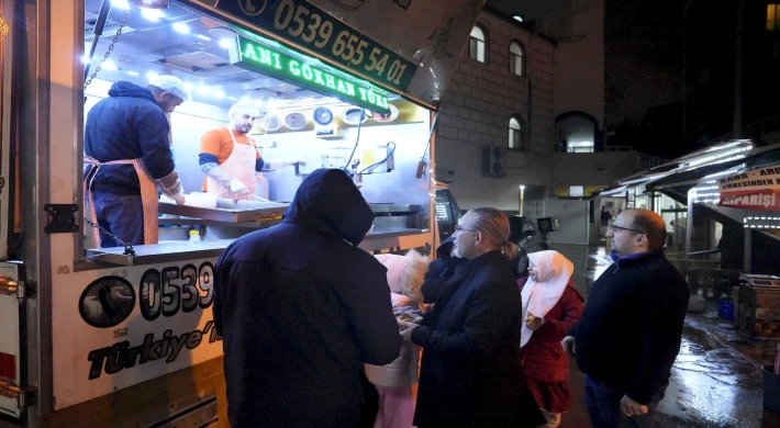 KARTAL’DA REGAİP KANDİLİ DOLAYISIYLA ÜÇ CAMİDE LOKMA VE KANDİL SİMİDİ İKRAMI