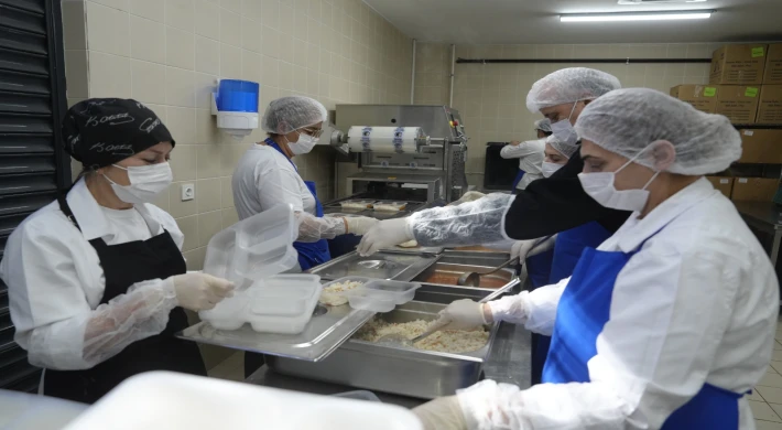 Kartal Belediyesi Aşevi’nden Sahur ve İftar Sofralarına Uzanan Sıcak Yemekler