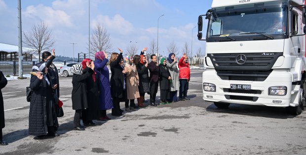 ÇOCUKLARI BİRLİKTE ISITALIM KAMPANYASINDA İDLİB’E 3 TIR MALZEME GÖNDERİLDİ