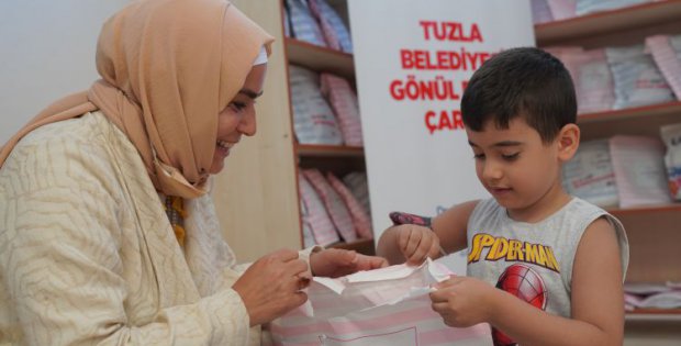 GÖNÜL ELLERİ ÇARŞISI BİN 500 ÇOCUĞA BAYRAMLIK KIYAFET DAĞITTI