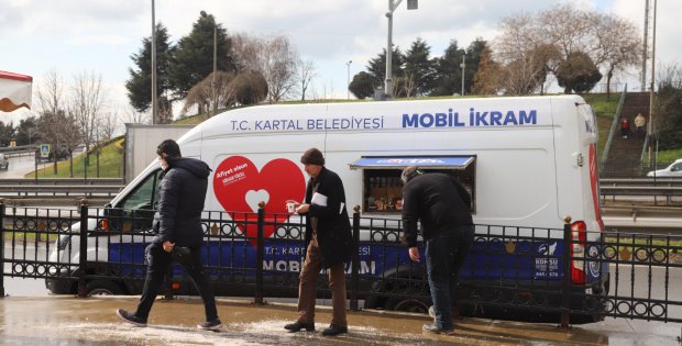 KARTALLILARIN, SOĞUK HAVADA SICAK ÇORBA VE ÇAY İKRAMI ‘MOBİL İKRAM ARACI’NDAN 