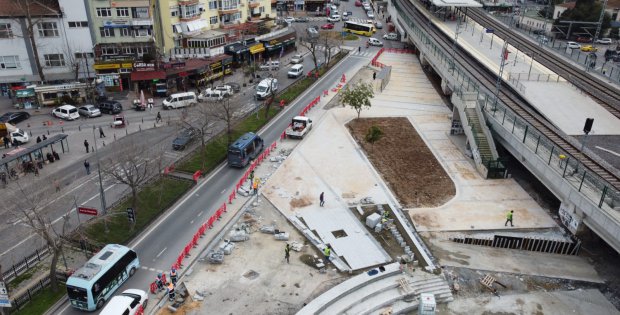 Neyzen Tevfik Meydanı’nda yenileme çalışmaları tüm hızıyla devam ediyor