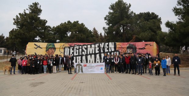 -TUZLALI ÖĞRENCİLERE ÇANAKKALE DESTANI ANLATILIYOR