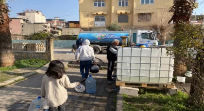 TUZLA BELEDİYESİ EKİPLERİ HATAY’IN KIRSAL KESİMLERİNE TEMİZ SU TAŞIMAYA DEVAM EDİYOR