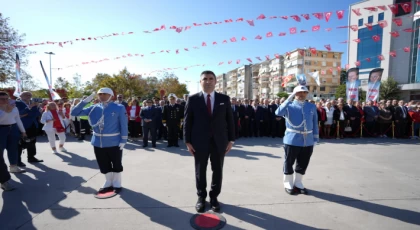Cumhuriyetin 100 yılı kutlamaları Dolayısıyla Kartal'da Atatürk Anıtı’na Çelenk Sunuldu