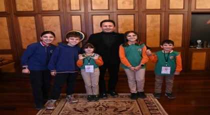 Başkan Yazıcı, kendisine mail atan ilkokul öğrencisi Sahra’yı ve arkadaşlarını makamında ağırladı