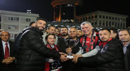 Kadem Başkan Gülsuyuspor’un şampiyonluk kutlamaların katıldı, kupa kaldırdı