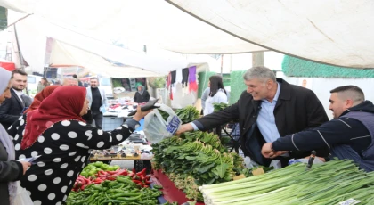 Cumhur İttifakı AK Parti Maltepe Belediye Başkan Adayı Kadem Ekşi, semt pazarına girerek esnaf ve vatandaşla sohbet etti