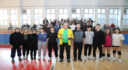 Kadem Başkan parkeye indi, gençlerle voleybol oynadı