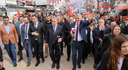 Kadem Başkan sevgi yürüyüşünde Maltepelilerle kucaklaştı