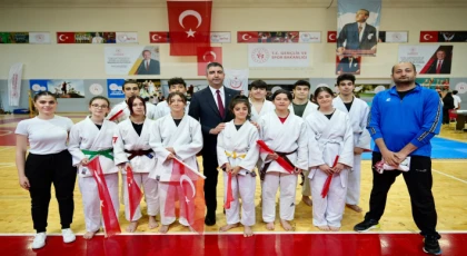 Kartal’da 19 Mayıs Törenleri Atatürk Anıtı’na Çelenk Sunumuyla Başladı