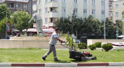 Kartal’ın Parklarında Yaz Temizliği Devam Ediyor