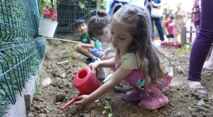 Kartallı Minik Öğrenciler İlk Fidelerini Toprakla Buluşturdu