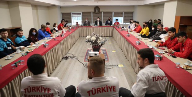 Başkan Gökhan Yüksel ödüllü sporcularla bir araya geldi