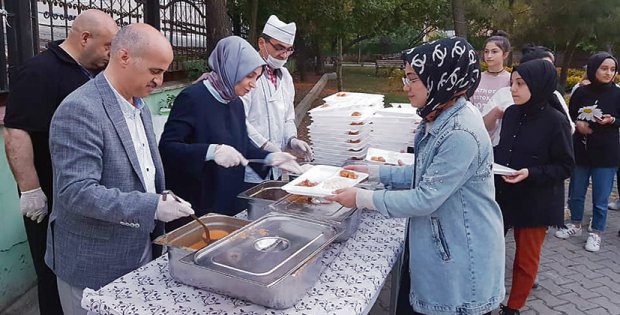 Birlikte yemek dağıttılar