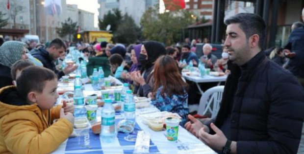 Kartallı vatandaşlar iki yıl aradan sonra Ramazan sofrasında bir araya geldi