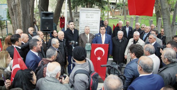 Mezarı başında anıldı